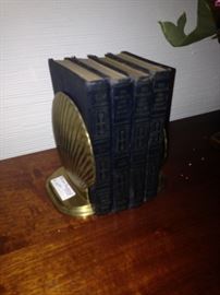 Shell shaped bookends