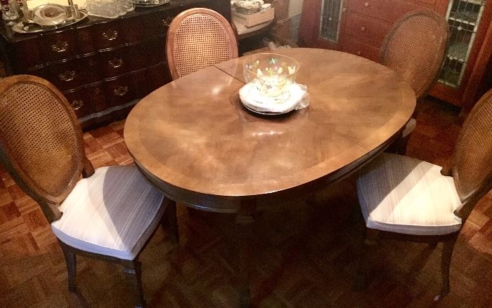 Oval dining table with 2 leaves, pads & 6 chairs