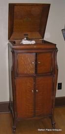 Shattuck Music House Victrola made by Victor Talking Machine Co with records