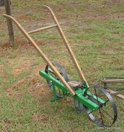Hoss chain driven Seeder