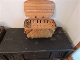 Picnic basket with tray