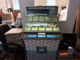 Seeburg DS 160 lights up. Not tested on playing records. Amp hums 