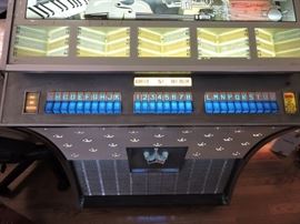 Seeburg DS 160 lights up. Not tested on playing records. Amp hums 