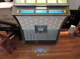 Seeburg DS 160 lights up. Not tested on playing records. Amp hums 