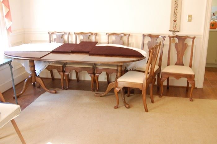 table comes with furniture pads & 6 chairs