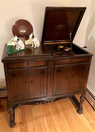 1924 Victrola Talking Machine VV-405 SN 17521. This machine is in perfect working order! Walnut cabinet.