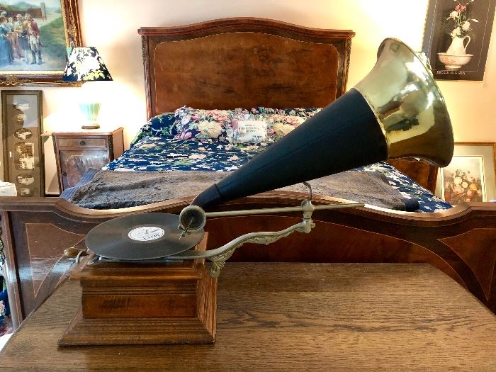 Zon-o-Phone Universal Talking Machine, antique phonograph. Works perfectly. Late 19th, early 20th c. 