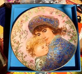 Hibel Collector Plate