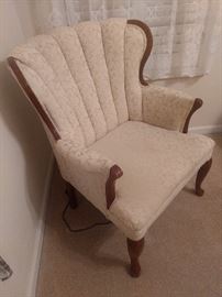 Pretty vintage chair!!  Perfect for a guest room or occasional chair in any room!