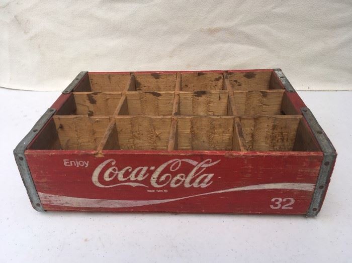 12 HOLE WOODEN COKE CASE