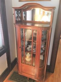 Very fine display cabinet