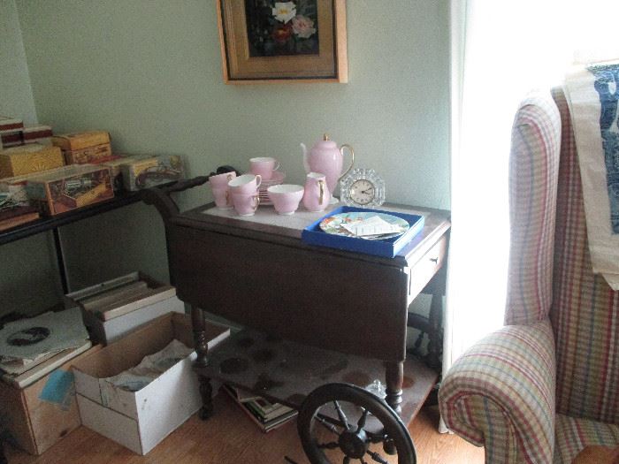 Antique tea cart - Pink tea/coffee set is Wedgewood