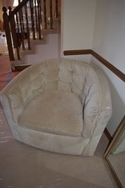 UPHOLSTERED CHAIR