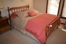 QUEEN BED & EDDIE BAUER BEDDING