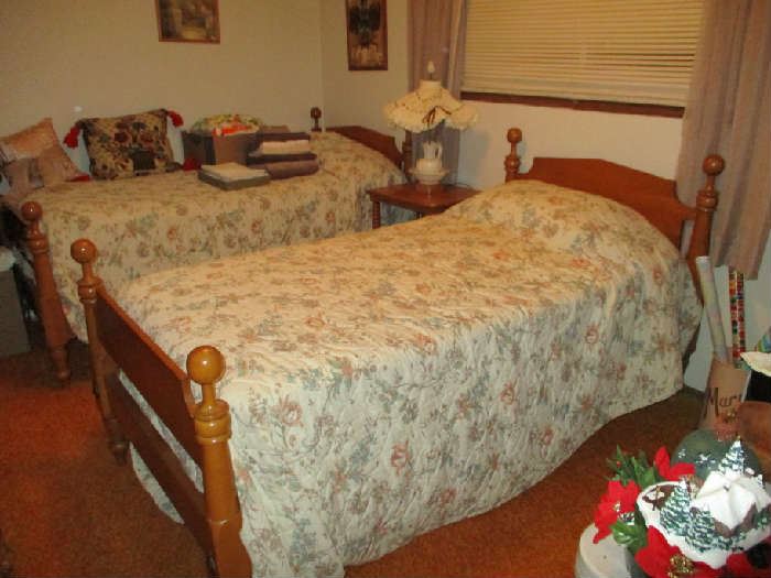 2 TWIN BEDS