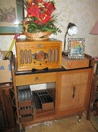 VINTAGE CABINET, RECORD PLAYER