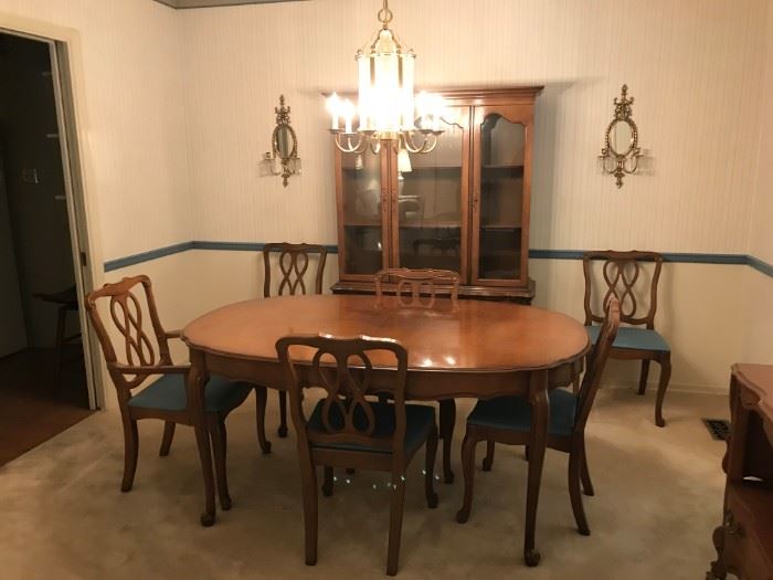 #8 BF Huntley Furniture dining table w 6 chairs & 65x43x29 $250.00