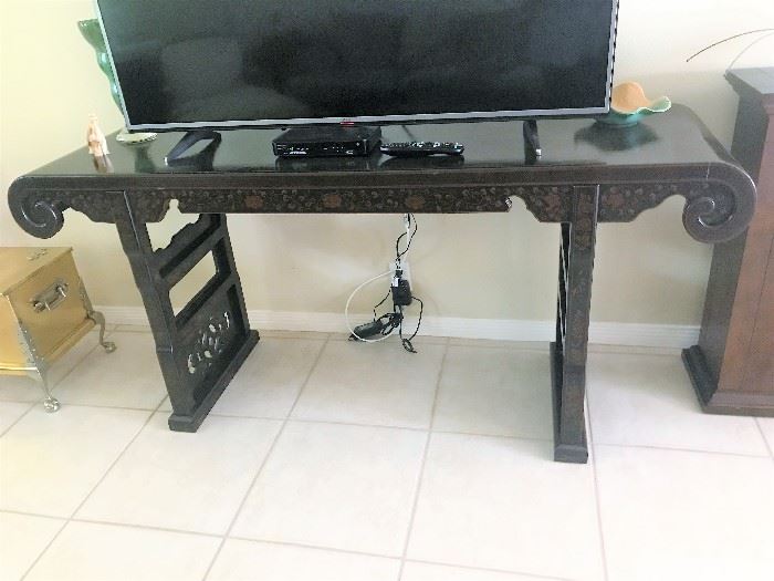 Pictures Do Not do this table Justice!  Vintage Asian Table