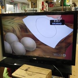 Nice Sanyo flatscreen TV. 39 inch with remote. 