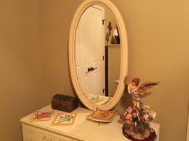 Dresser with round mirror