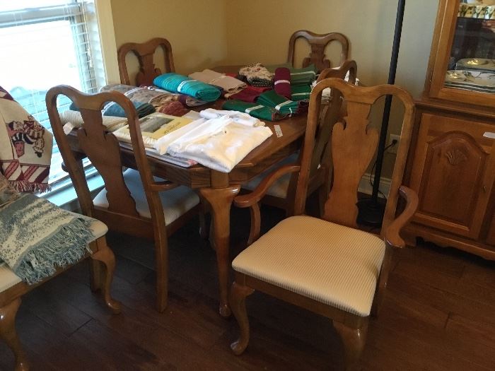 Table and 6 chairs - excellent condition