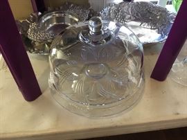 Heavy clear glass pedestal cake plate with dome