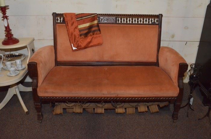 DSC 6134 peach sofa