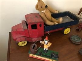 Vintage metal toy dump truck. good condition.