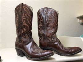 Nice pair of ladies cowgirl boots. 