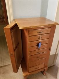 Jewelry box, the side doors open for necklace storage