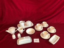 Assorted Serving Pieces      https://ctbids.com/#!/description/share/63735