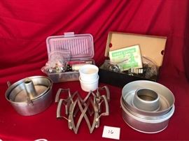Assorted Bakeware Items   https://ctbids.com/#!/description/share/63764