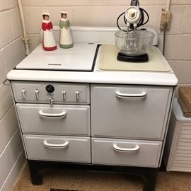 1940's gas stove. Super clean and works!