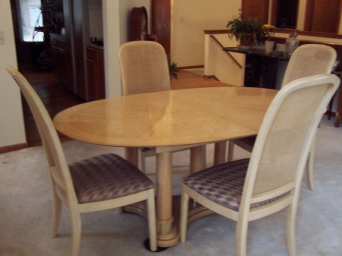 Thomasville Dining Table with 6 Chairs and 1 leaf Great Condition