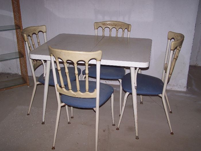 Vintage Formica Table with 4 Chairs and 1 leaf....Excellent Condition