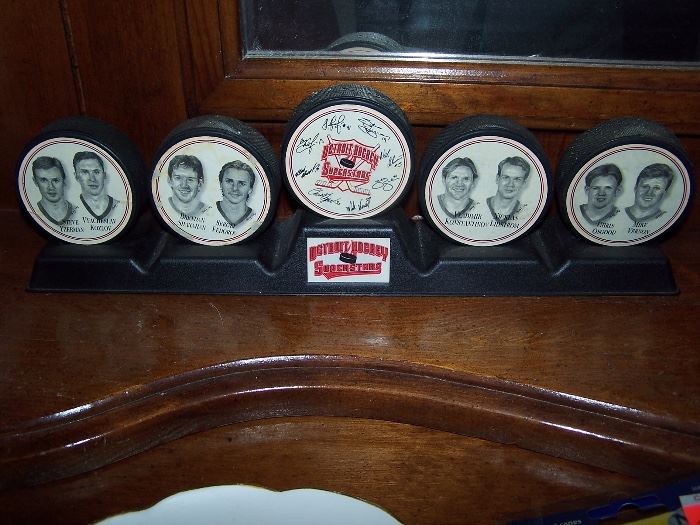 Red Wing Hockey Puck Set