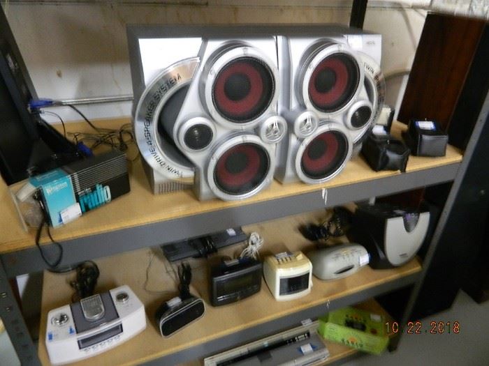 speakers/clocks