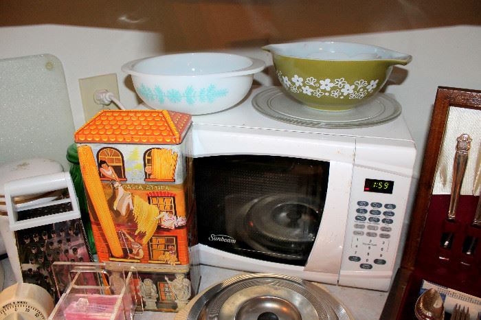 Microwave, vintage Pyrex