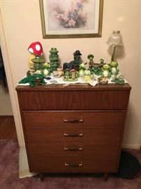 ITEMS IN SECOND BEDROOM - Frogs!