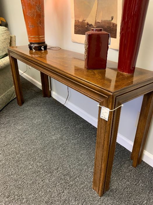 Excellent sofa table.  Will go with any decor.