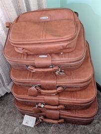 ANOTHER five piece World Traveler nesting suitcase set in new condition!