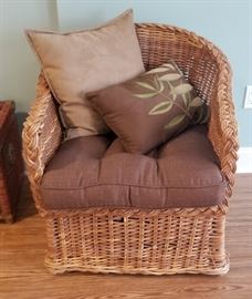 Beautiful wicker chair in excellent condition!