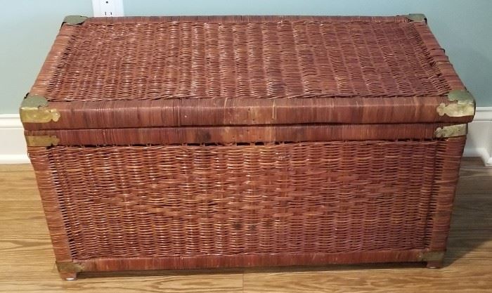 Wicker storage chest in excellent condition! Measures 31"L x 16"W x 16" H