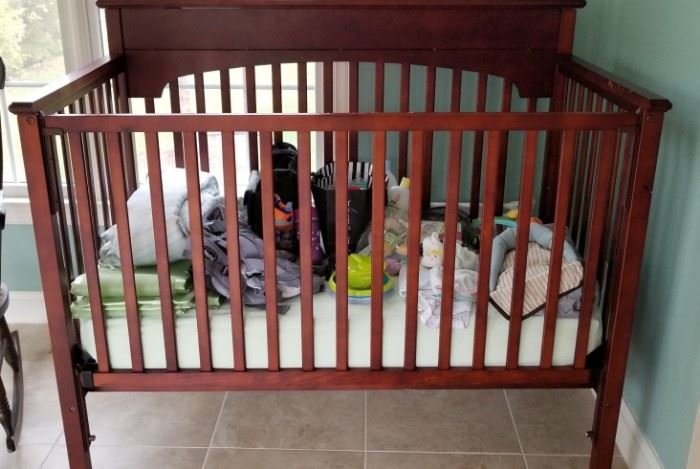 Wood crib in excellent condition