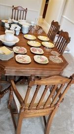 Fantastic Oak dining room table and six upholstered seat chairs, this table is in perfect condition!