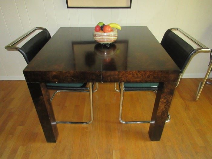 table has 2 leaves