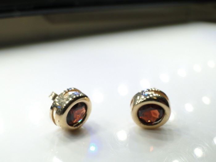 14kt Classic Yellow Gold and Garnet