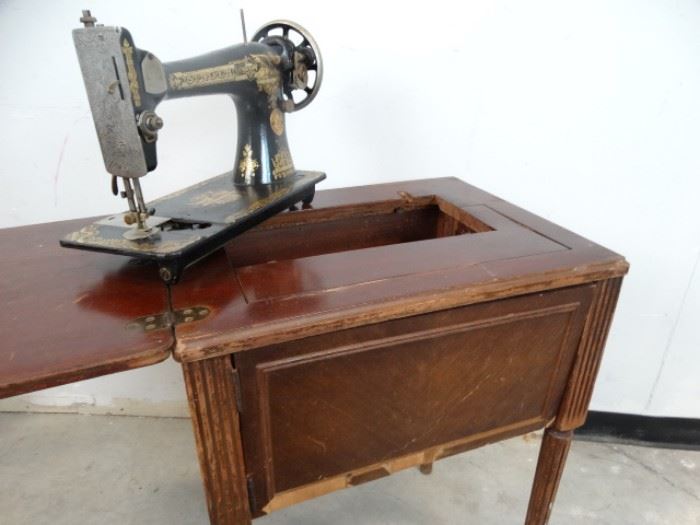 Vintage Singer Sewing Machine in Cabinet