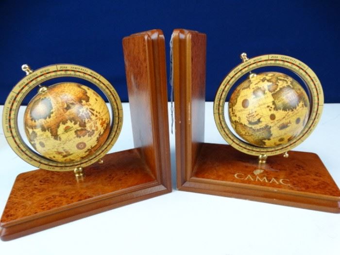 Wooden Vintage Designed Spinning Globe Bookends