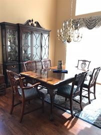 Henredon Dining table and 6 chairs with satin banding and burl wood veneers.  2 large leaves and pads.  